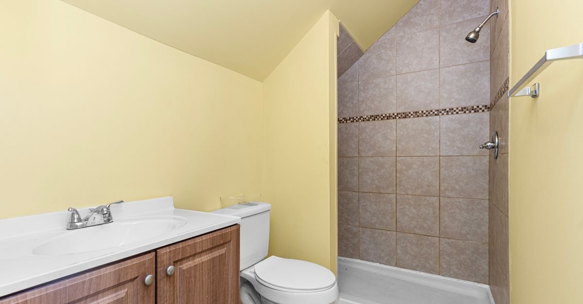 curbless shower small bathroom - Illustration 3