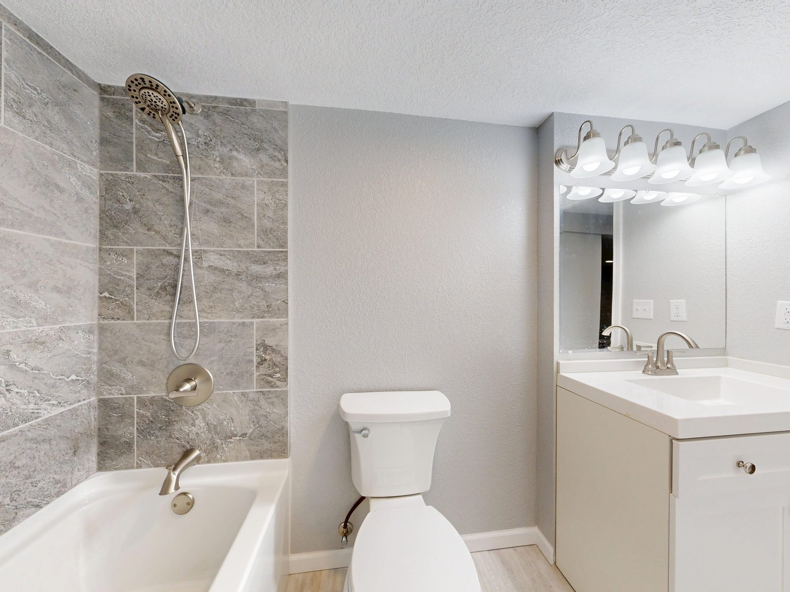 alcove tub small bathroom - Illustration 1